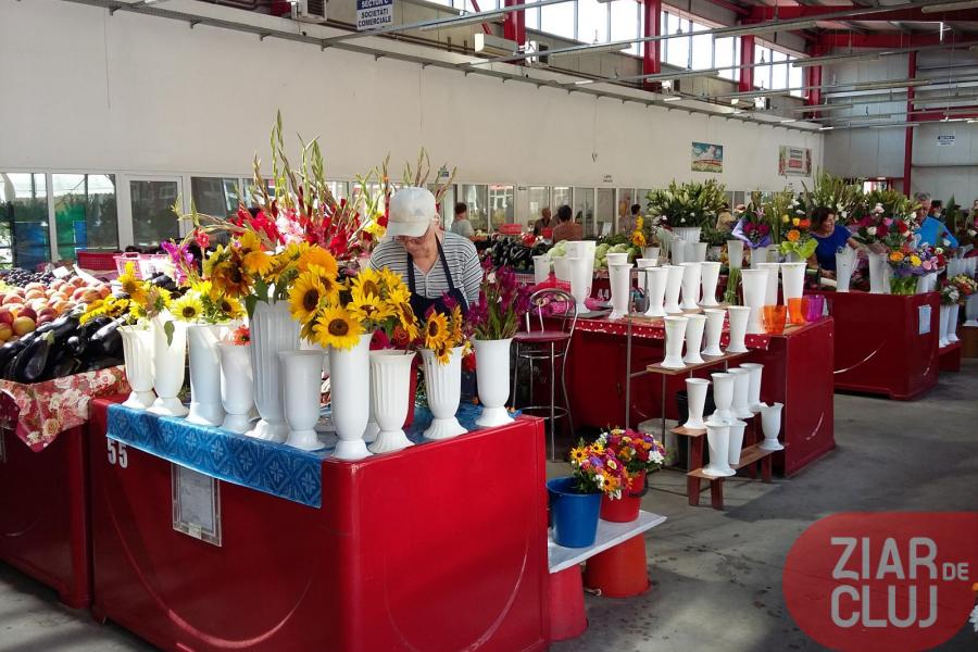Piața Flora și zona adiacentă înăuntru bișnițari și afară boschetari