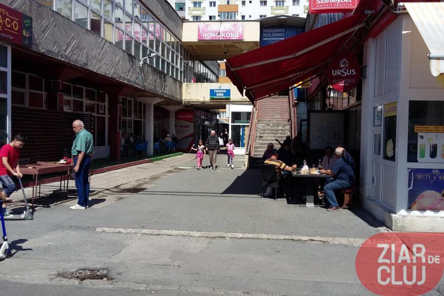 Piața Flora și zona adiacentă înăuntru bișnițari și afară boschetari